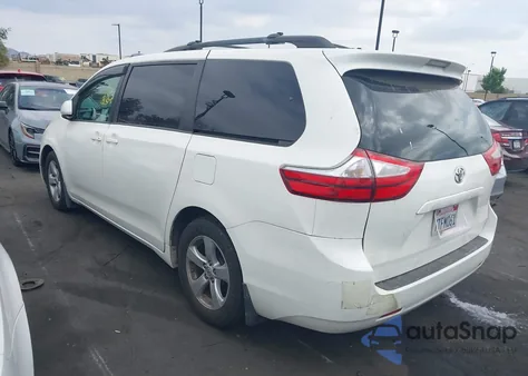 2016 Toyota Sienna Le 8 Passenger z USA, uszkodzony, nr VIN 5TDKK3DC5GS749232